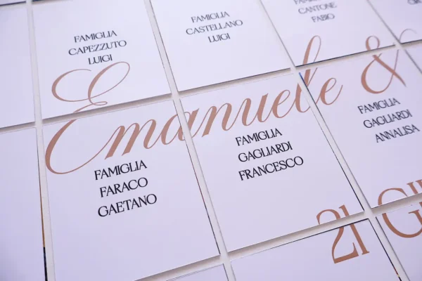 Pensato per il giorno delle nozze, un tableau elegante dove ogni nome svela un frammento della vostra immagine: un effetto sorprendente che unisce estetica e funzionalità. Designed for your wedding day, an elegant seating chart where each name reveals a fragment of your image — a stunning effect that combines beauty and function.